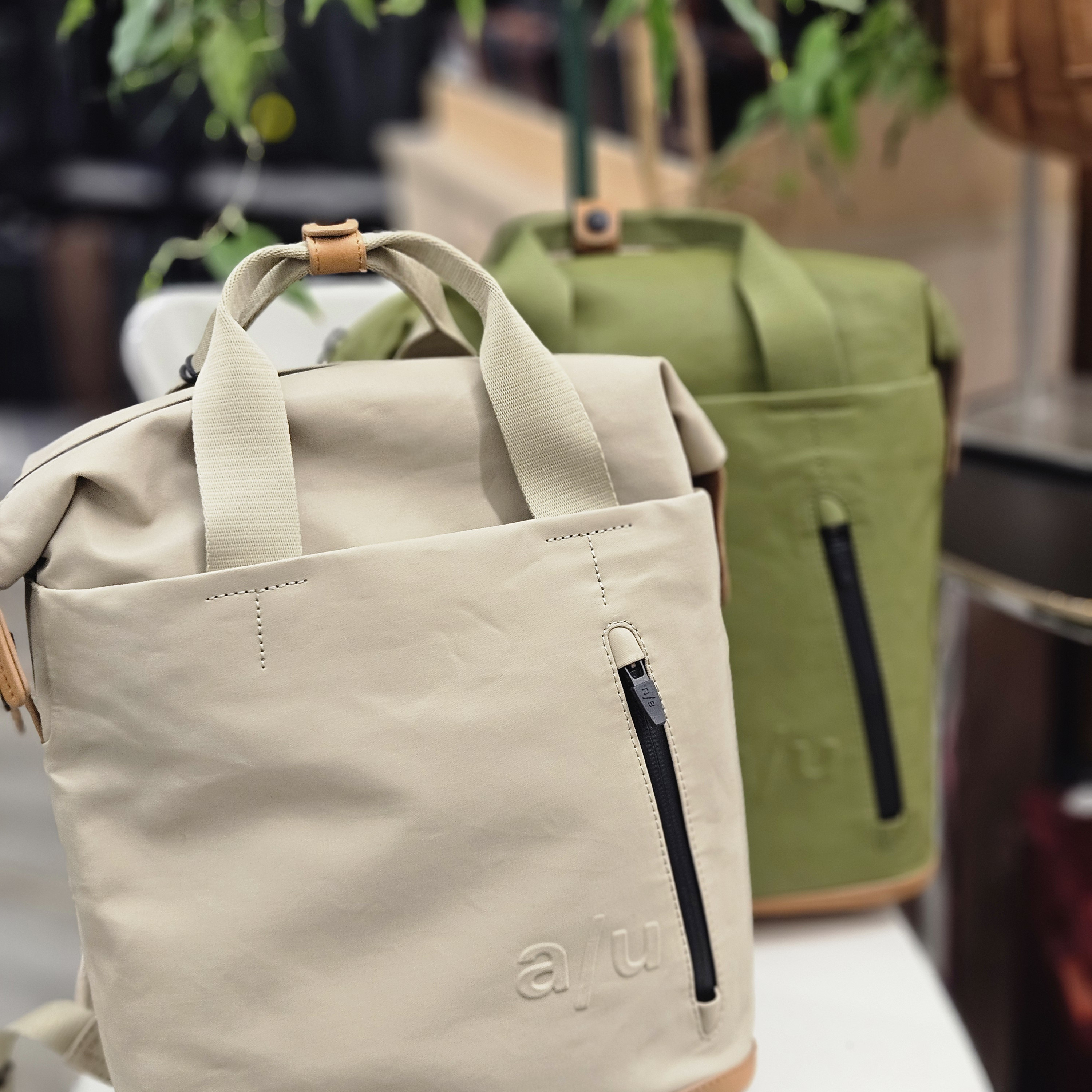 Der Yaizu Rucksack kombiniert coolen Style mit smarter Funktion: kompakt, regenfest, gut organisiert und super bequem. Perfekt für jeden Tag – bei jedem Wetter. 🎒✨