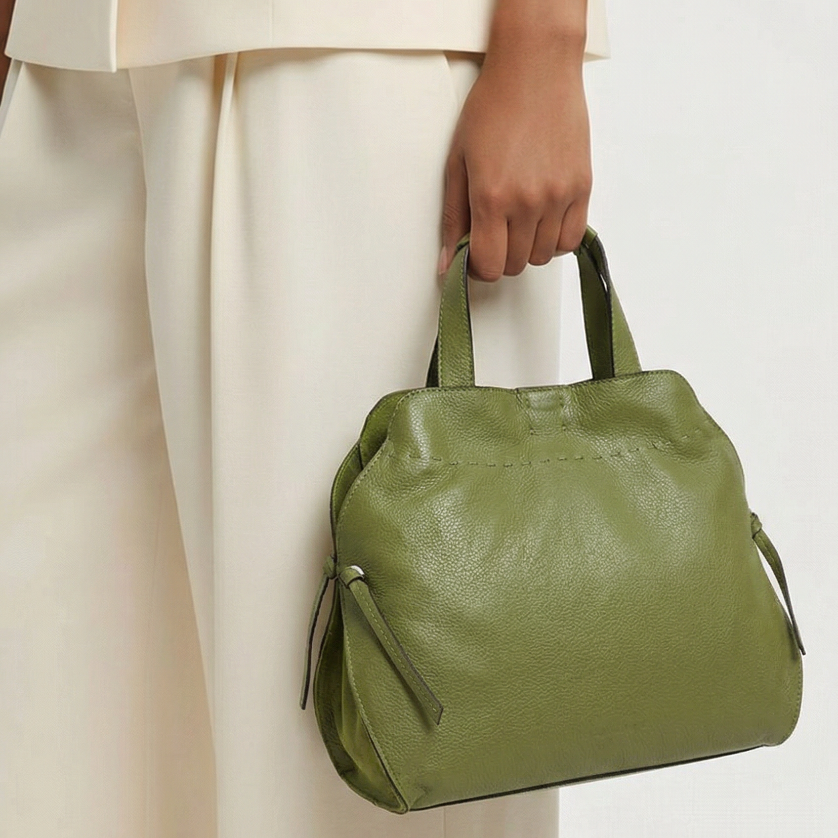 Diese minimalistische Lederhandtasche von Abbacino vereint elegantes Design mit praktischer Funktionalität. Gefertigt aus hochwertigem, weichem Leder bietet sie einen geräumigen, gut aufgeteilten Innenraum – ideal für den Alltag. Ein Reißverschluss sorgt für sicheren Verschluss, während Doppelgriffe und ein abnehmbarer Schultergurt vielseitige Tragemöglichkeiten bieten. Dezente Nahtdetails auf der Vorderseite unterstreichen den stilvollen Look und runden das zeitlose Design der Tasche ab. ✨