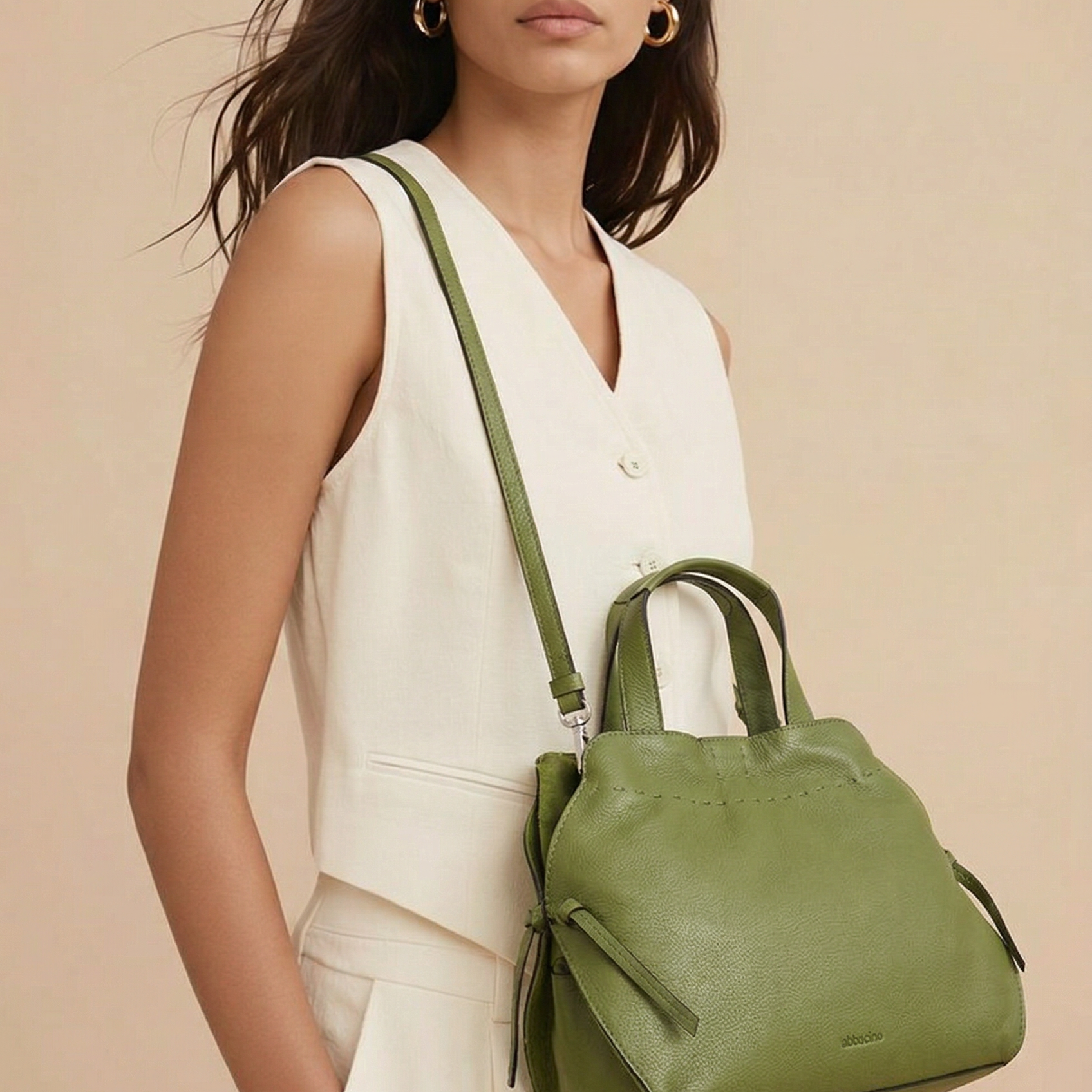 Diese minimalistische Lederhandtasche von Abbacino vereint elegantes Design mit praktischer Funktionalität. Gefertigt aus hochwertigem, weichem Leder bietet sie einen geräumigen, gut aufgeteilten Innenraum – ideal für den Alltag. Ein Reißverschluss sorgt für sicheren Verschluss, während Doppelgriffe und ein abnehmbarer Schultergurt vielseitige Tragemöglichkeiten bieten. Dezente Nahtdetails auf der Vorderseite unterstreichen den stilvollen Look und runden das zeitlose Design der Tasche ab. ✨