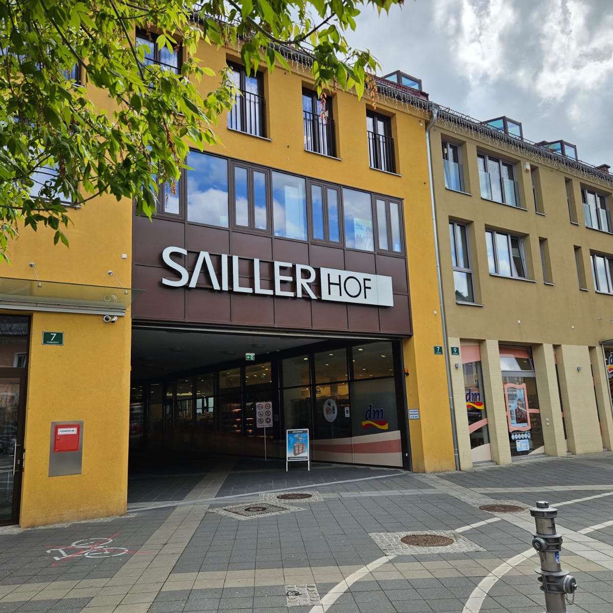 Store Leibnitz mit der größten Auswahl an Börsen, Taschen, Rucksäcken, Reisegepäck, Gürtel, Schirmen, Kopfbedeckungen und vielem mehr !